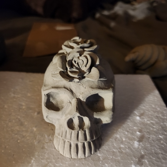 Small skull with rose (unpainted) - Picture 1 of 4